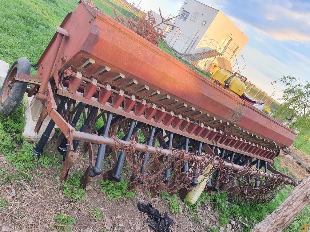 Vând utilaj tractor