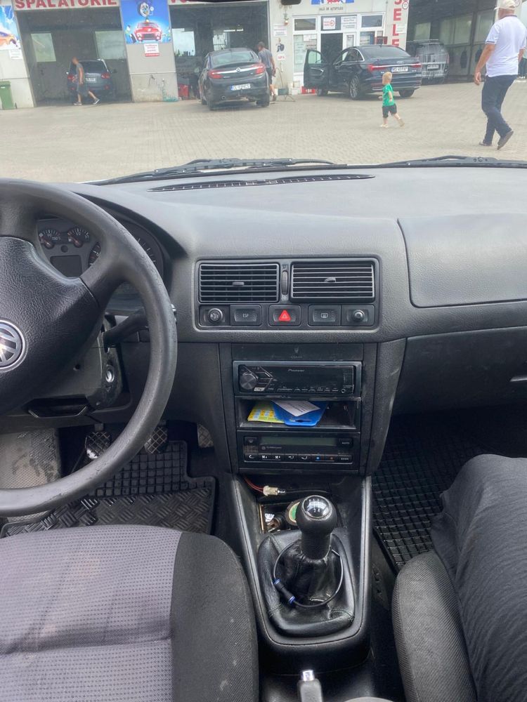 Vând Volkswagen Golf 4