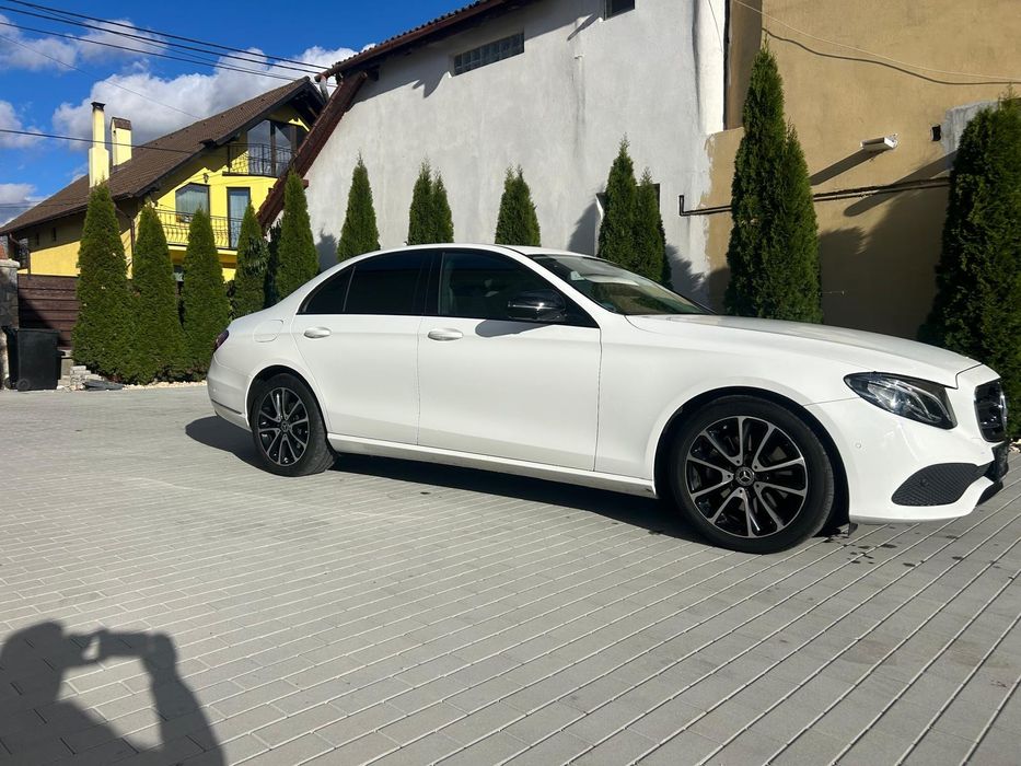 Vând Mercedes E 220