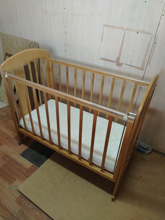 Детская кровать с матрасом деревянную