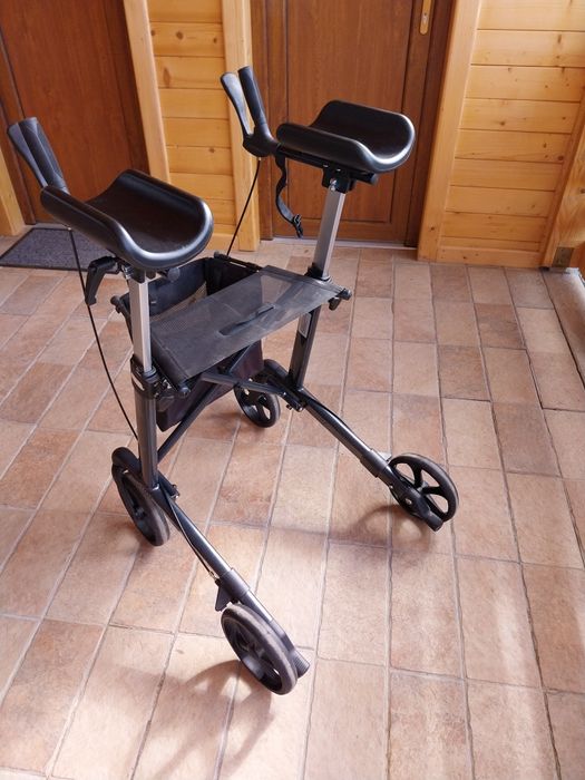 Cadru cu roți pentru persoane cu dizabilități