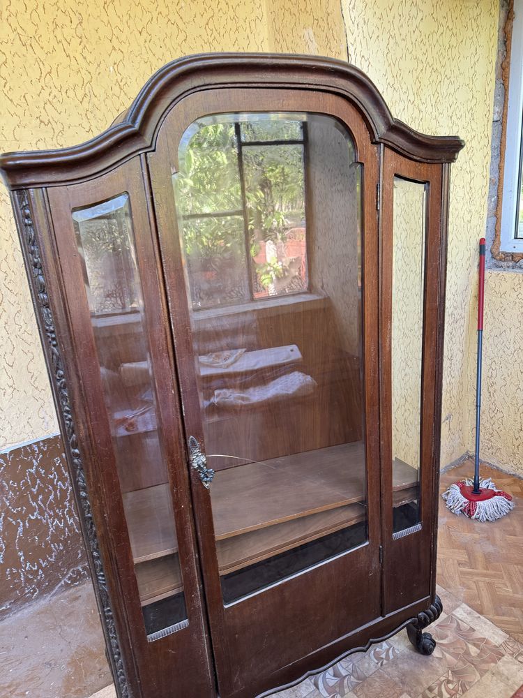 Vand mobila Vieneza Chipendale in jur de 100 de ani vechime.