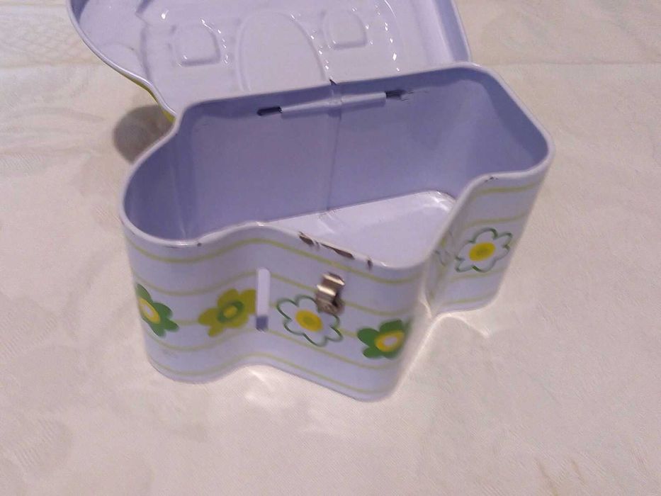 Касичка и светеща играчка -  4 лв