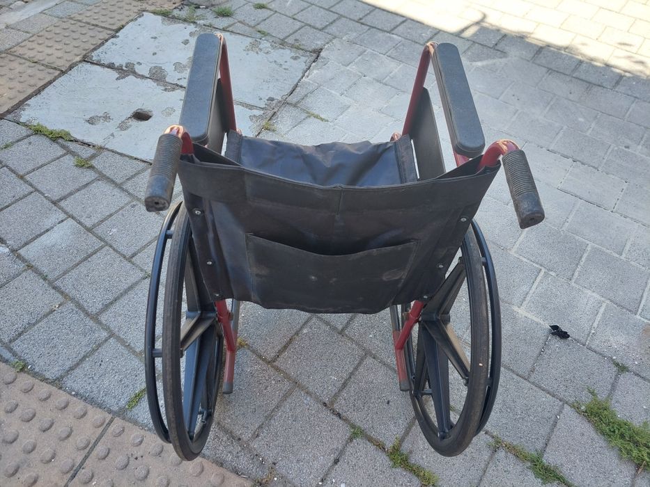 Инвалидна количка и стол