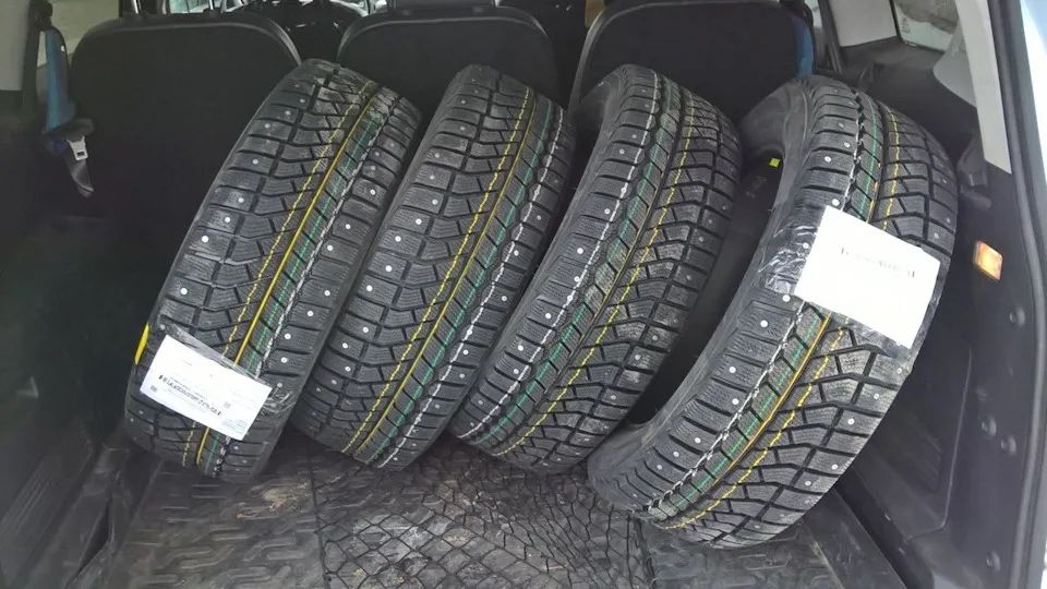 Шина для машины седан