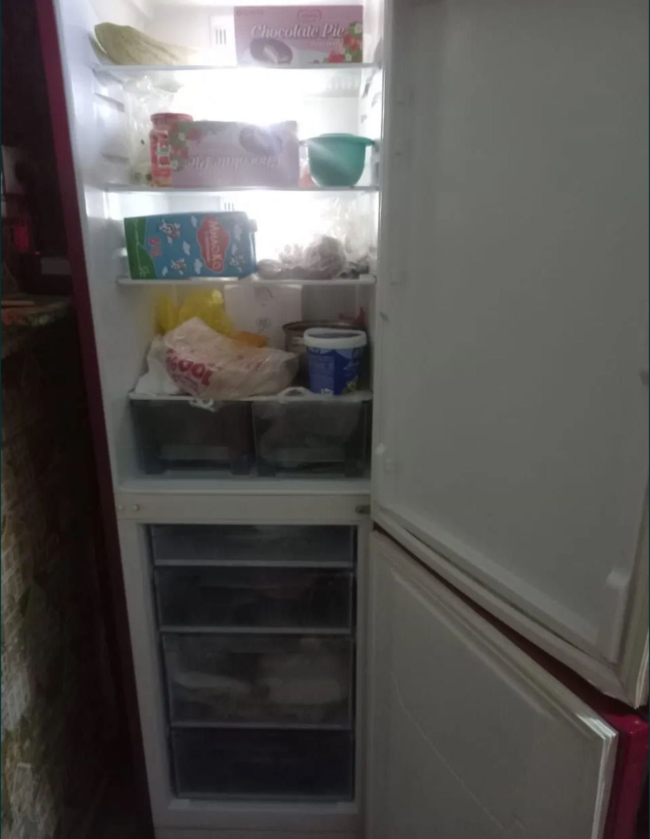 Холодильник бордовый