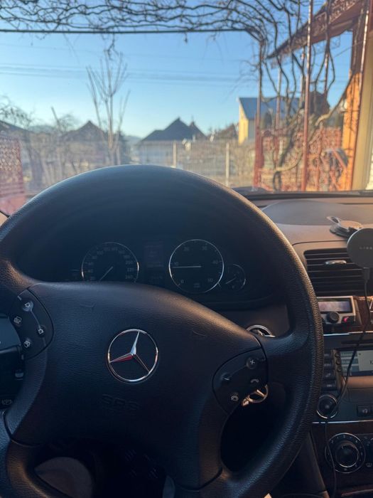Mercedes C200.