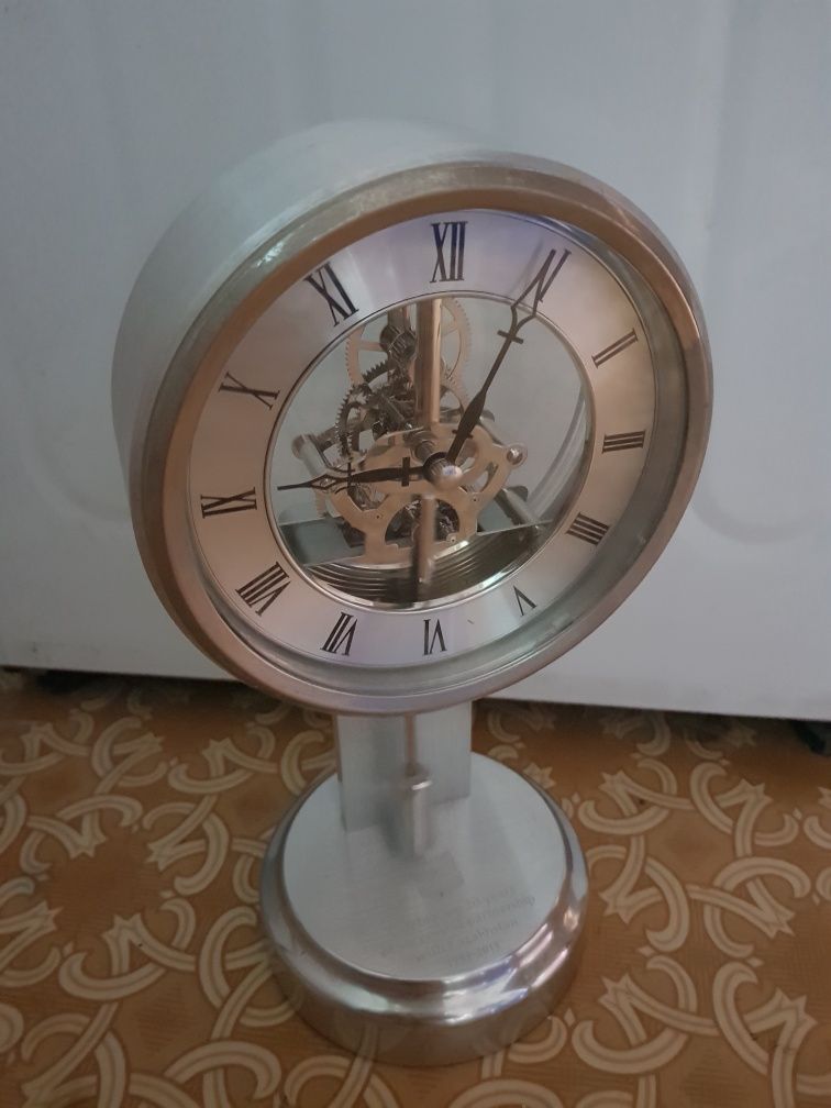 Часы в серебряном цвете
