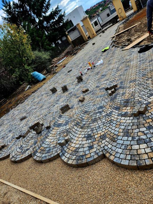 Amenajări cu pavaje.