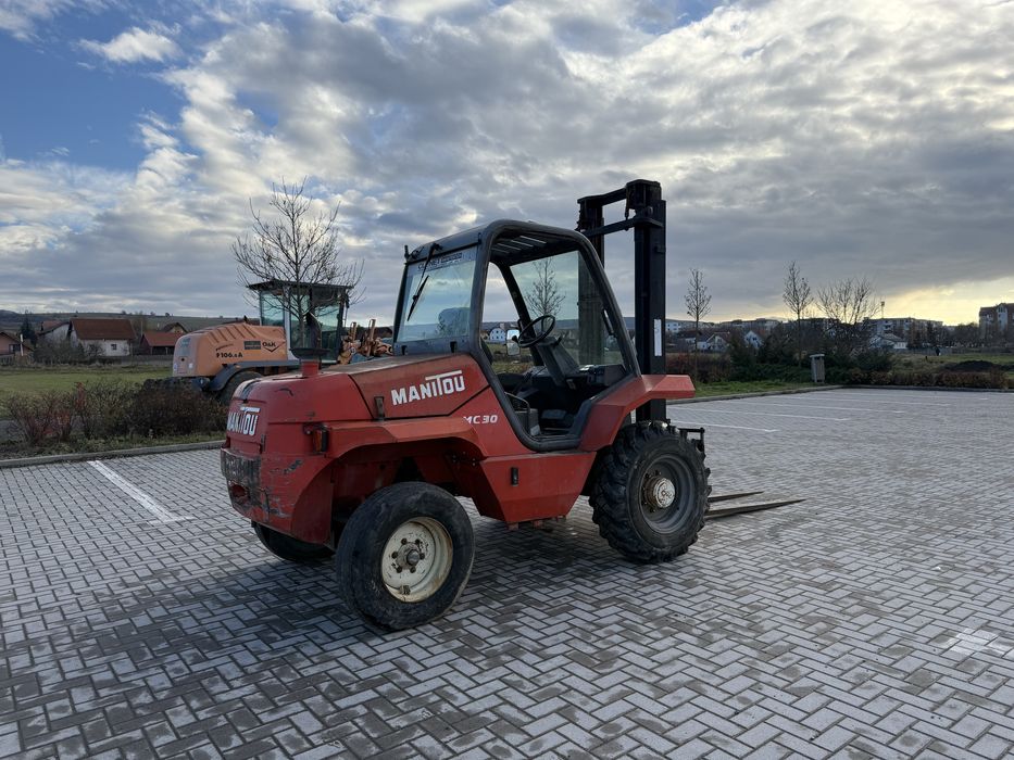 De vanzare sau da inchiriat stivuitor pentru teren accidentat