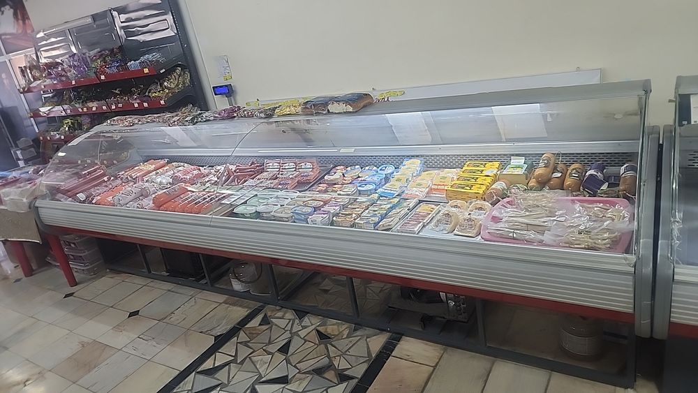 Stilaj vitrina xolodelnik avtomat kassa elektron tarozi