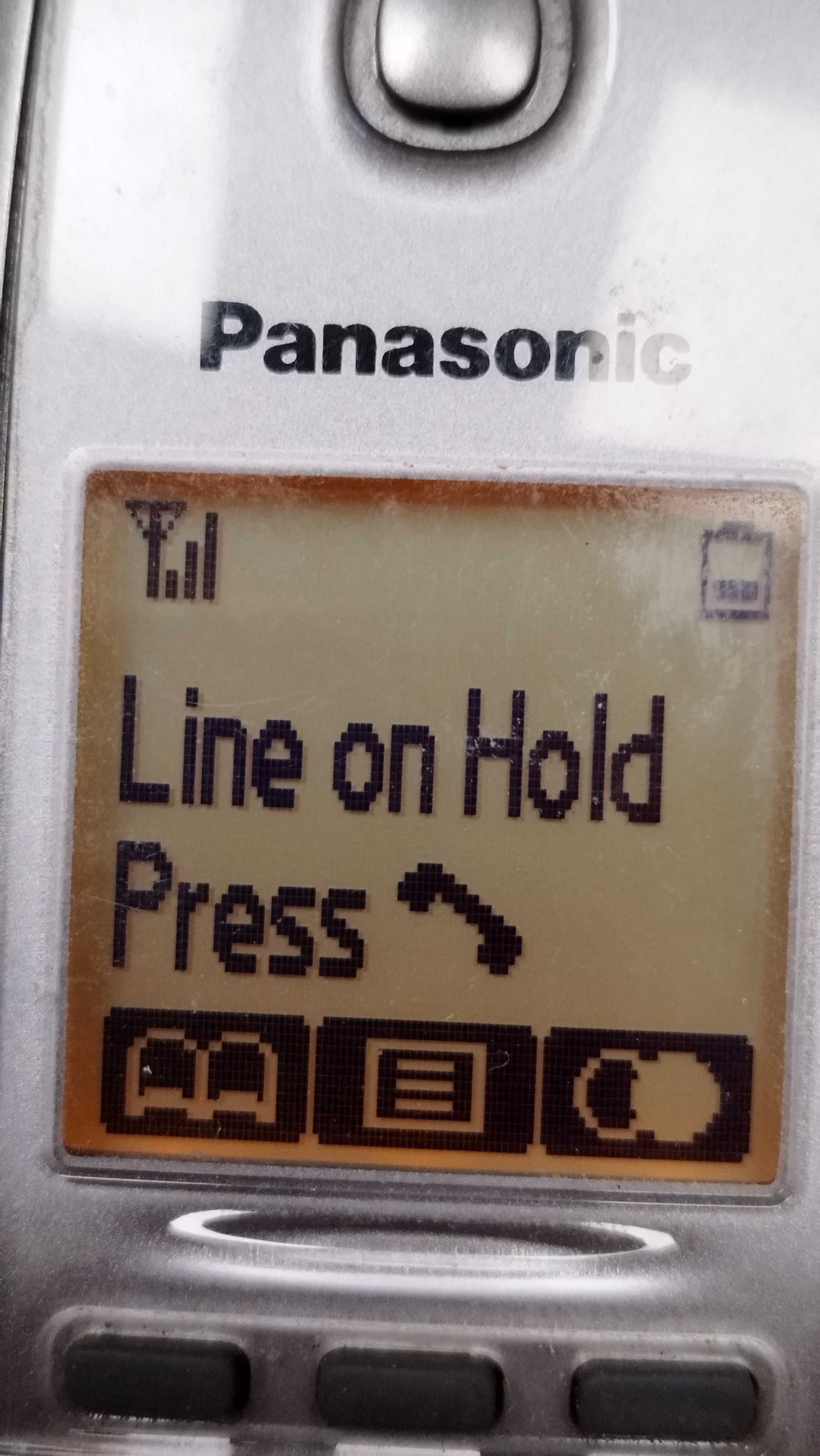 Стационарени безжичени телефони Panasonic KX-TG 4бр със захранване