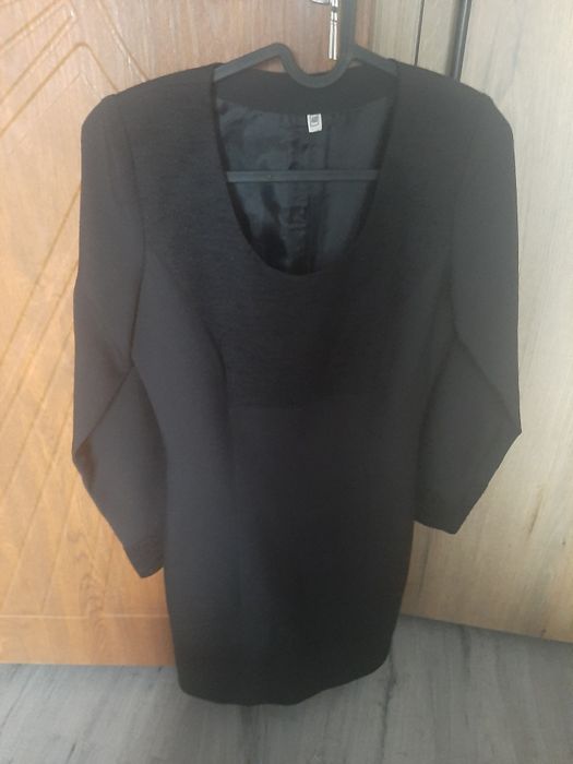 Черна рокля с дълъг ръкав