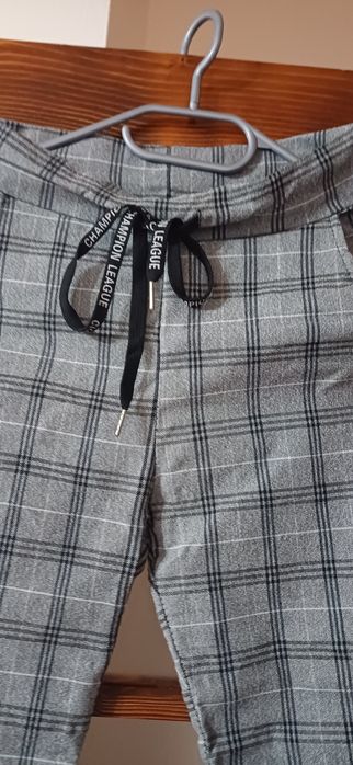 Vând pantalon în carouri