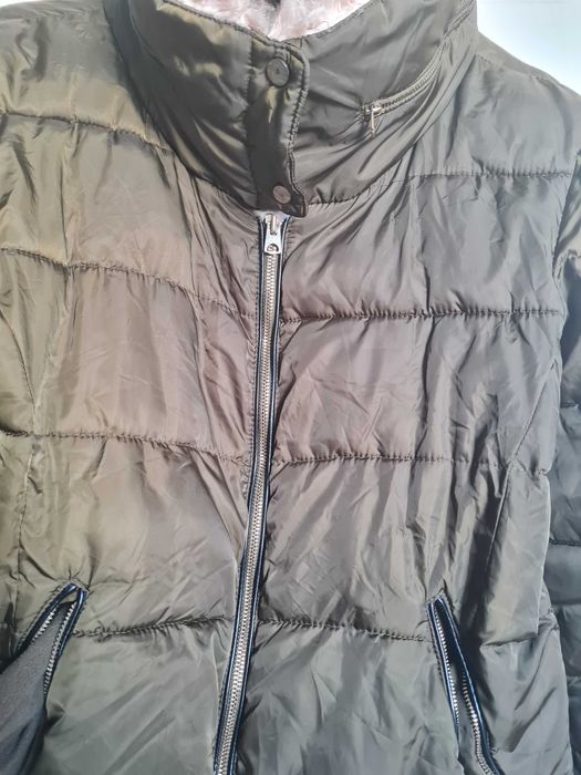 Зимно късо , ватирано яке с пухена яка.