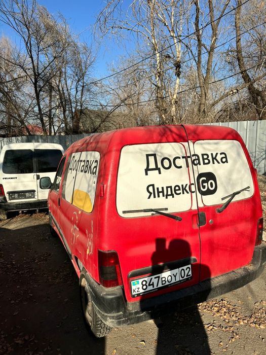 Продаеться два автомобиля Peugeot Partner