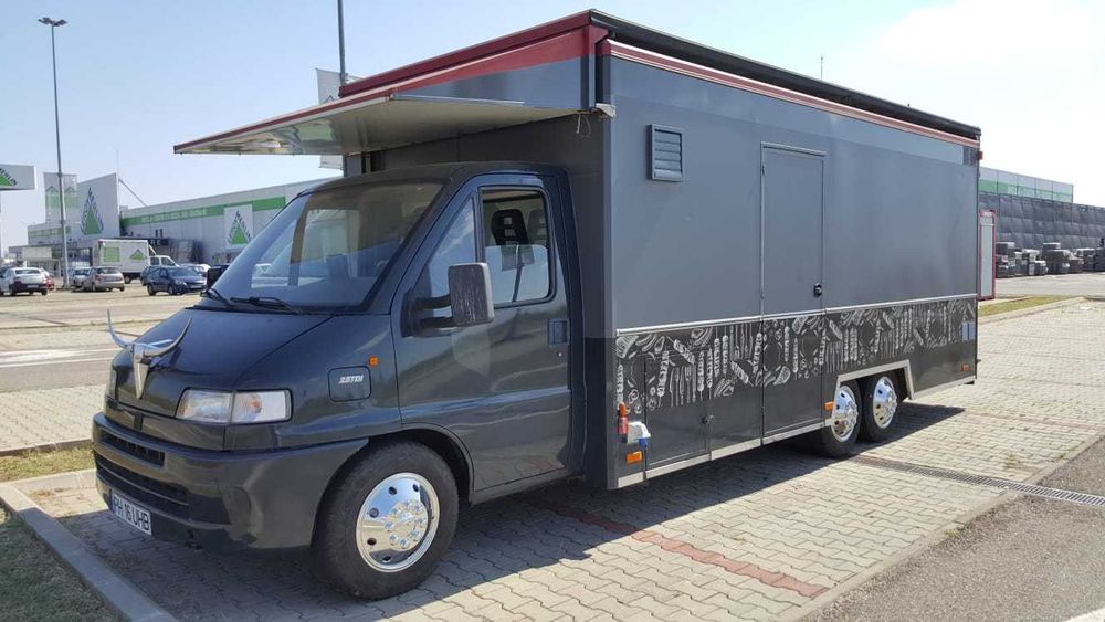 Food Truck Extensibil + Smoker  – Afacere la Cheie, Complet Utilată