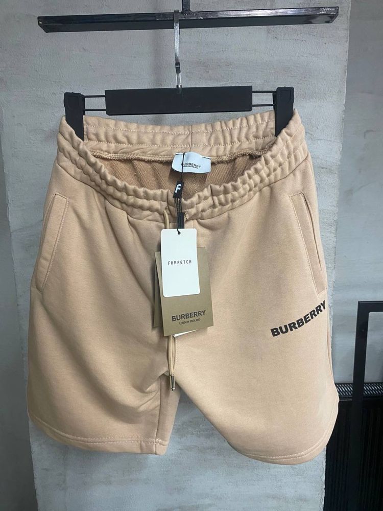 Vand pantaloni scurti Balenciaga si Dsquared