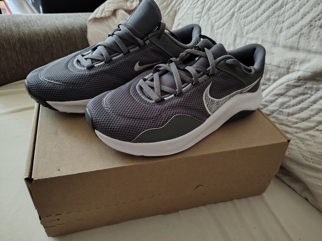 Nike legens essential 42