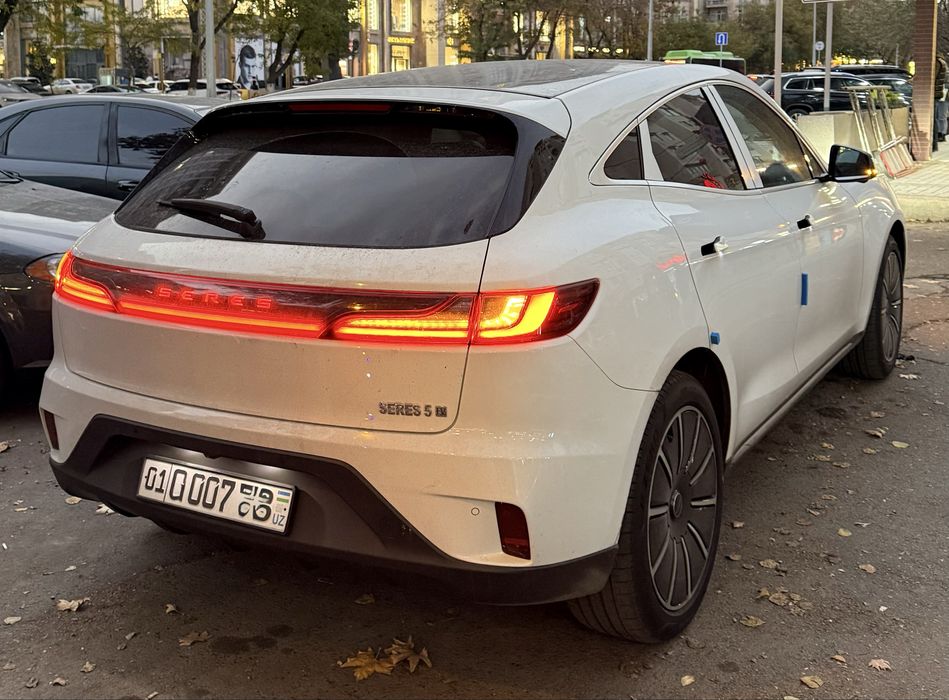 Huawei Seres SF5 AWD dual motor