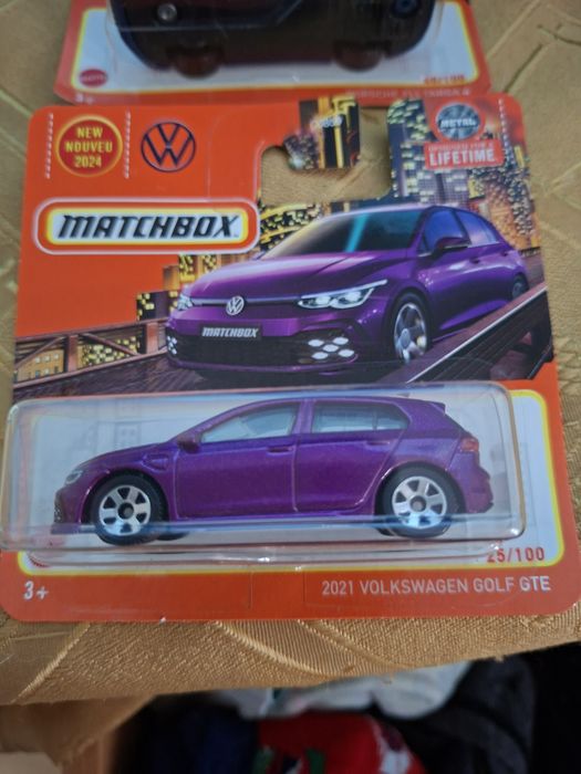 Продават се чисто нови