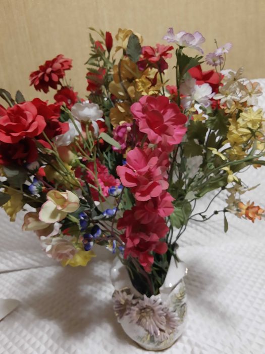 Цветя 32 бр.изкуствени в керамична ваза ръчна изработ,панер,35лвКРАЙНА