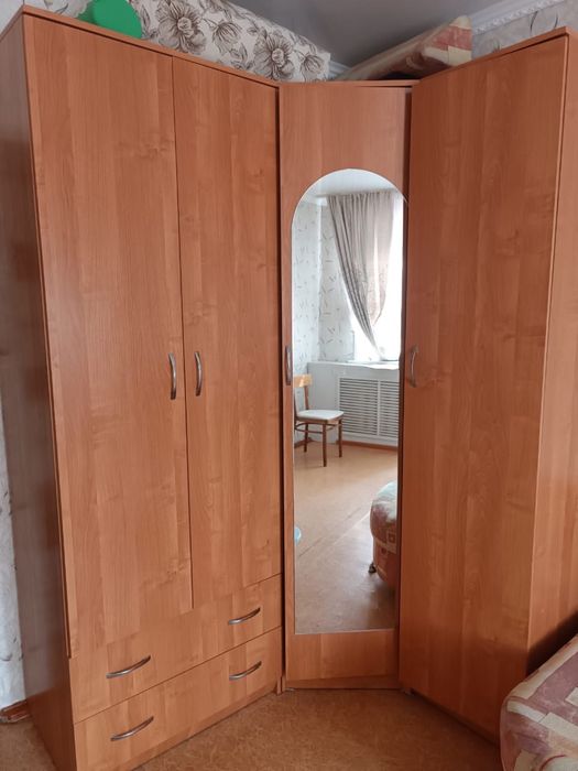 Продам замечательный угловой шкаф