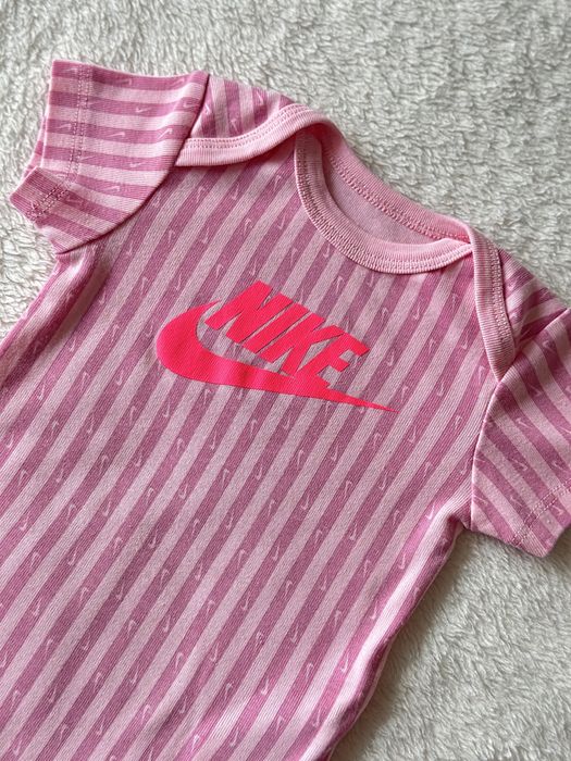 Бебешки комплект Nike, размер 6-12 м