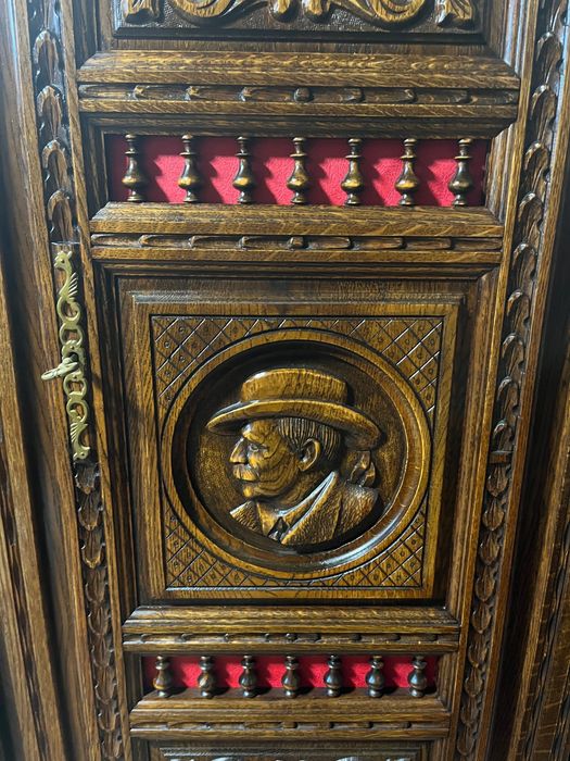 Масивен старинен гардероб