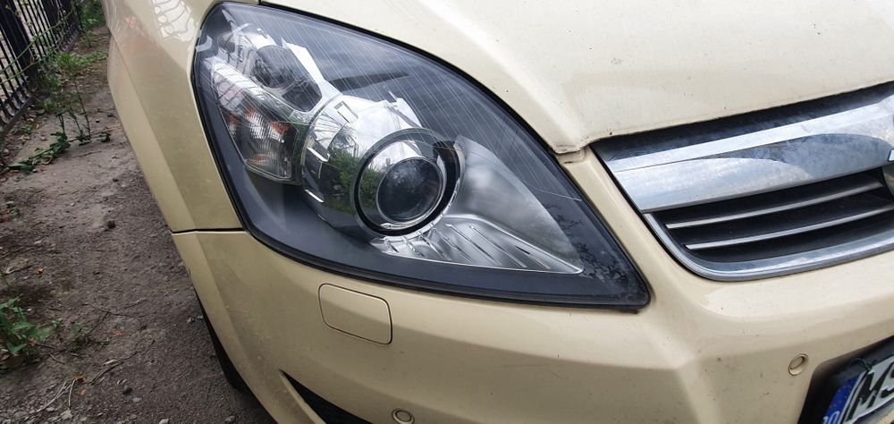 Far xenon Opel Zafira b bara față facelift grila centrala