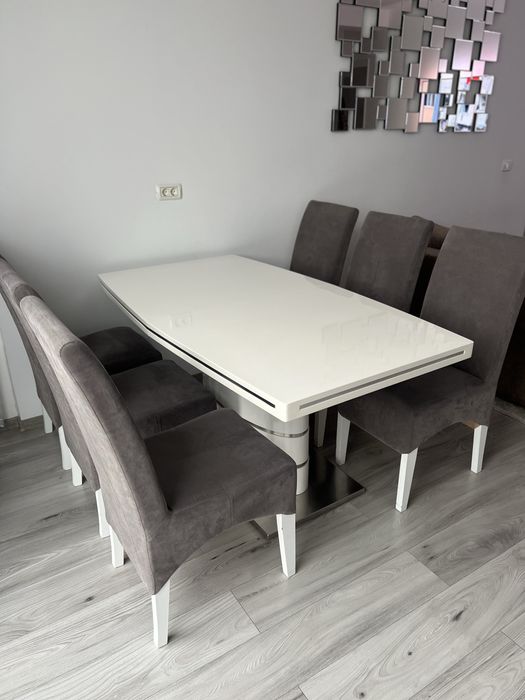 Canapea extensibila si cu loc pentru depozitare.