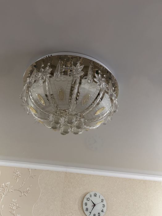 Продам люстру потолочную.