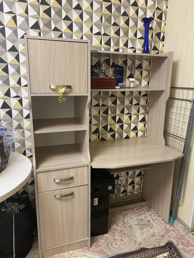 Продается компютерный стол в хорошим состаяние