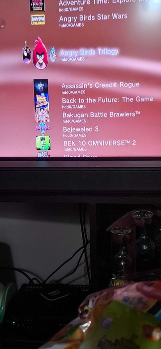 Плеистеишън 3,два джойстика и качени около 90 игри