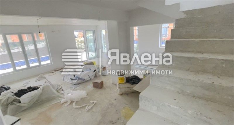 Стилна триетажна къща с басейн