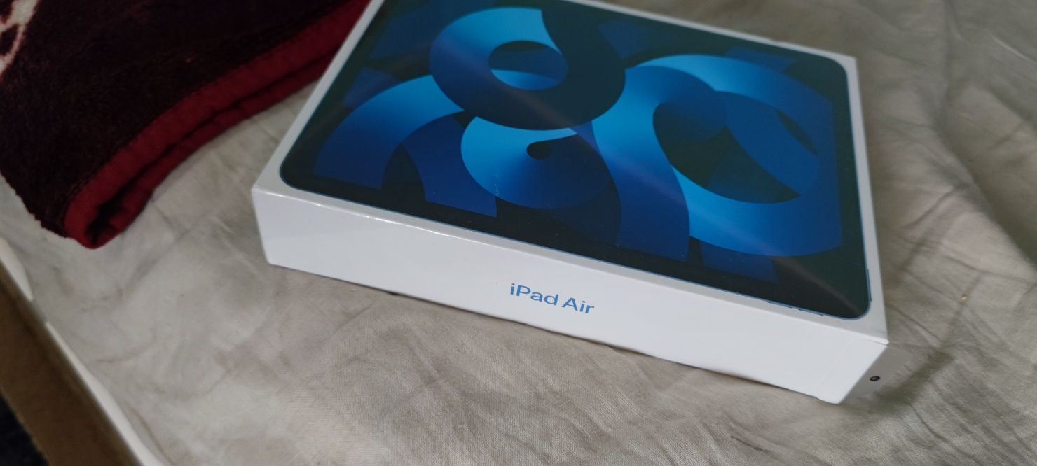 Vând tabletă iPad Air generația 5, 256 GB, wifi+cellular, blue