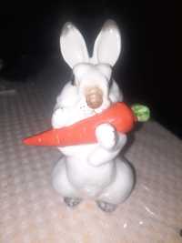 Фарфоровая статуэтка "Заяц с морковкой"