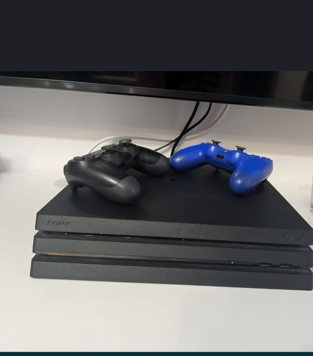 Consola ps4 pro 1 tb cu 2 manete