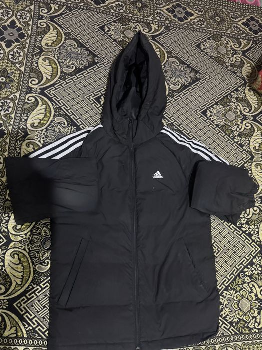 Это черная пуховая куртка Adidas