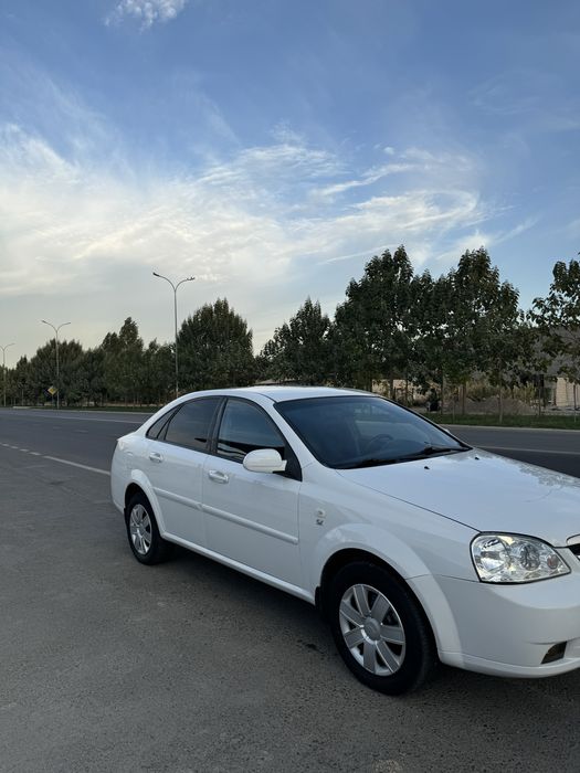 Lacetti 2010 sotiladi