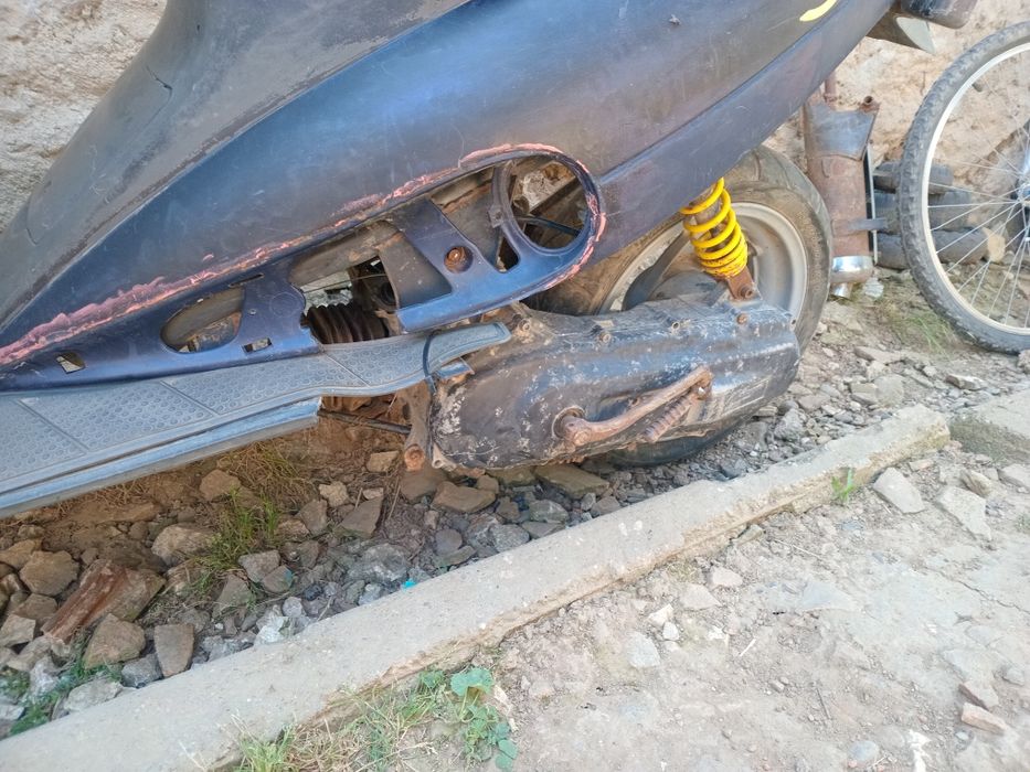 Vând malaguti f12 550 neg