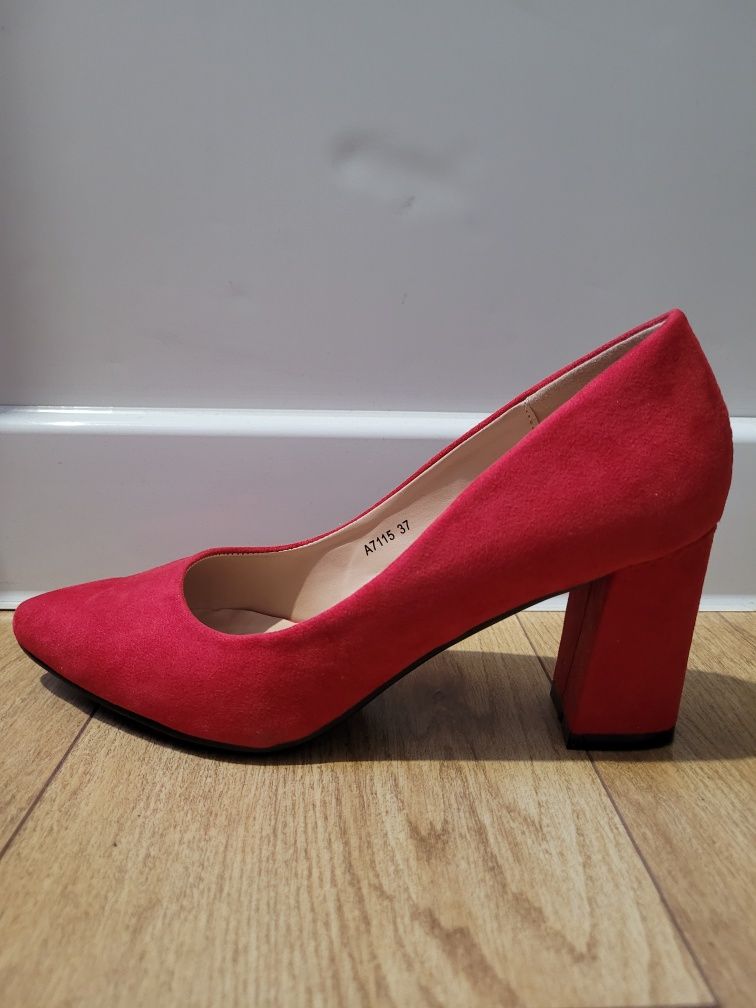 Красные красивые туфли