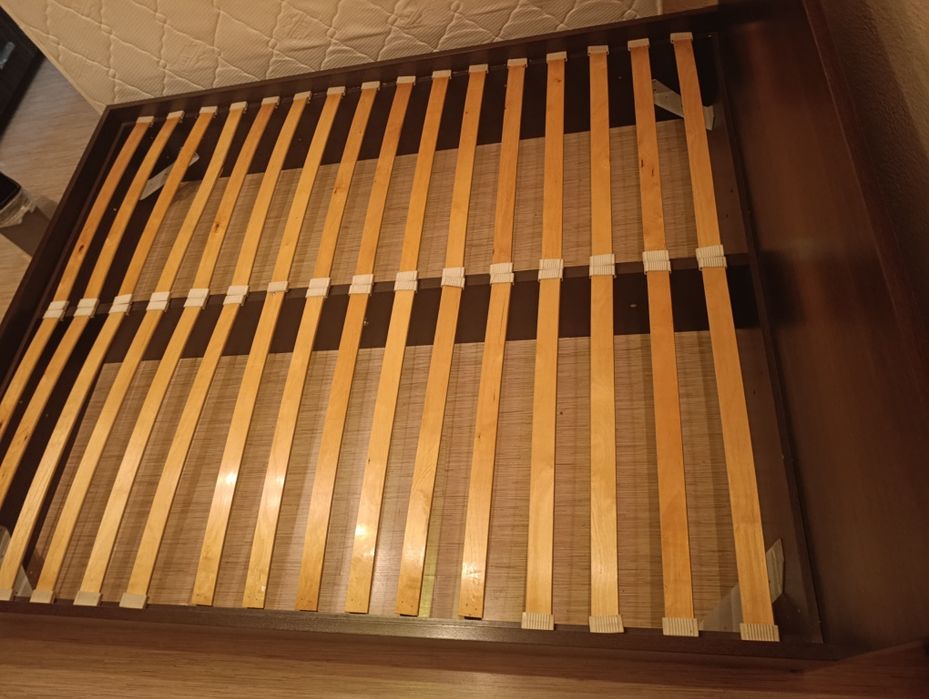 Кровать без матраса