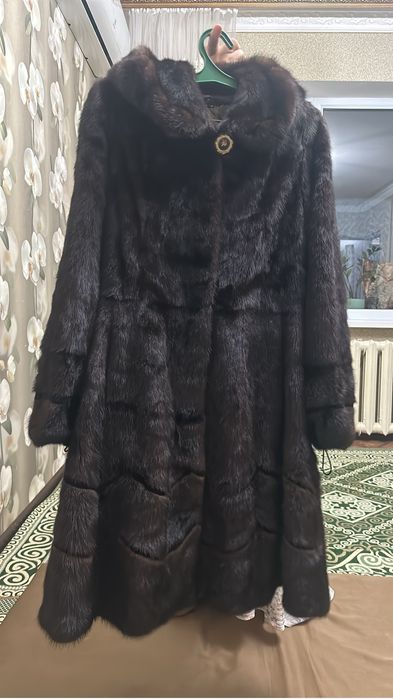 Продам нов  норковую шубу 44 разм,темно коричнегого цвета, с упаковкой