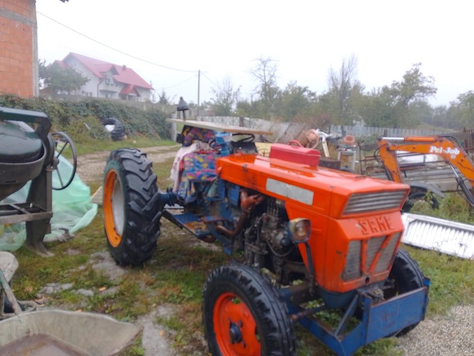 Vind 2 tractore și scavator