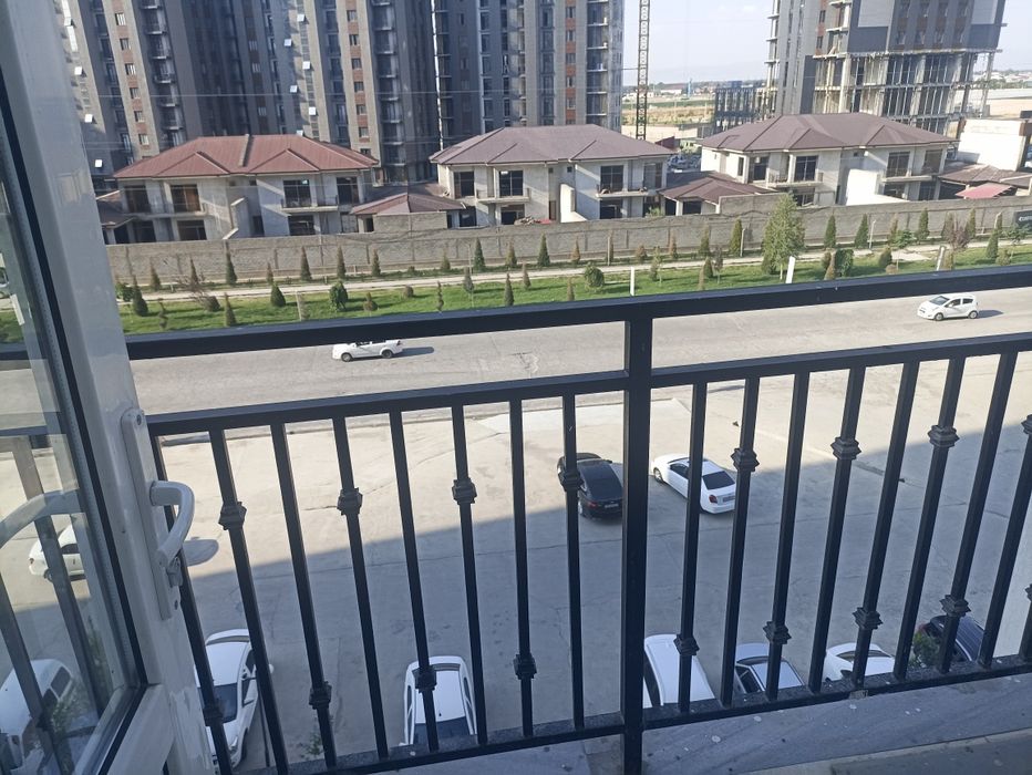 Qorasuv 1 da Fayzmarketni qarshisidagi domda yangi ikki xonalik uy