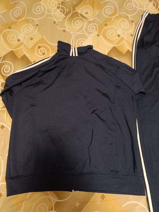 Продавам екип адидас