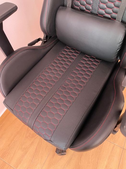 Стол Legion от JYSK | Идеално состояние