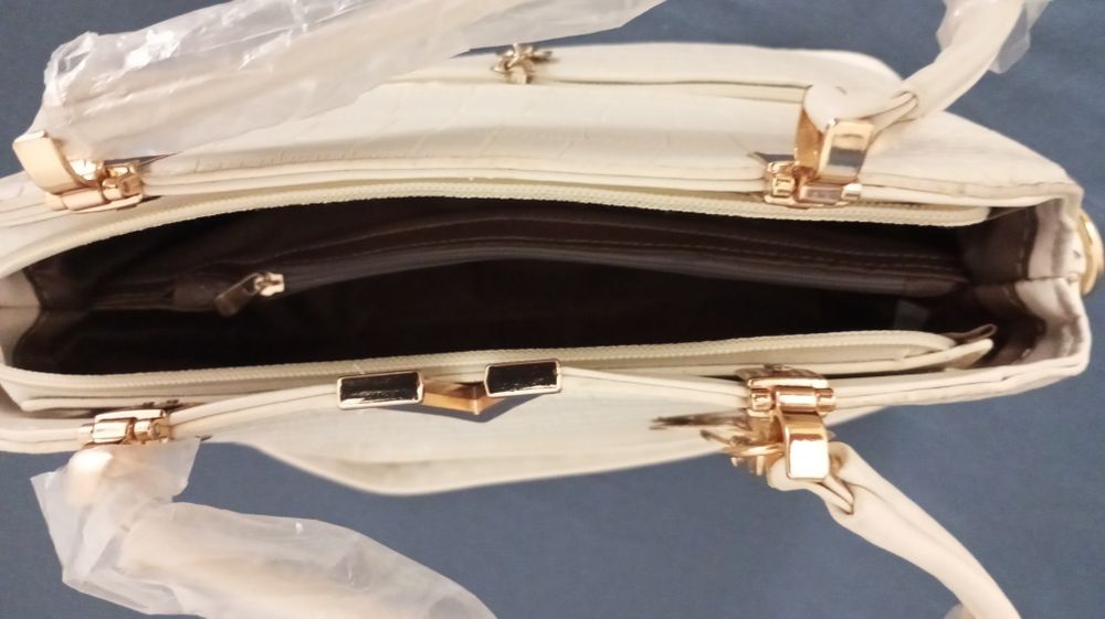 Нови чанти и портфейли. Удобна черно/сиво чанта.