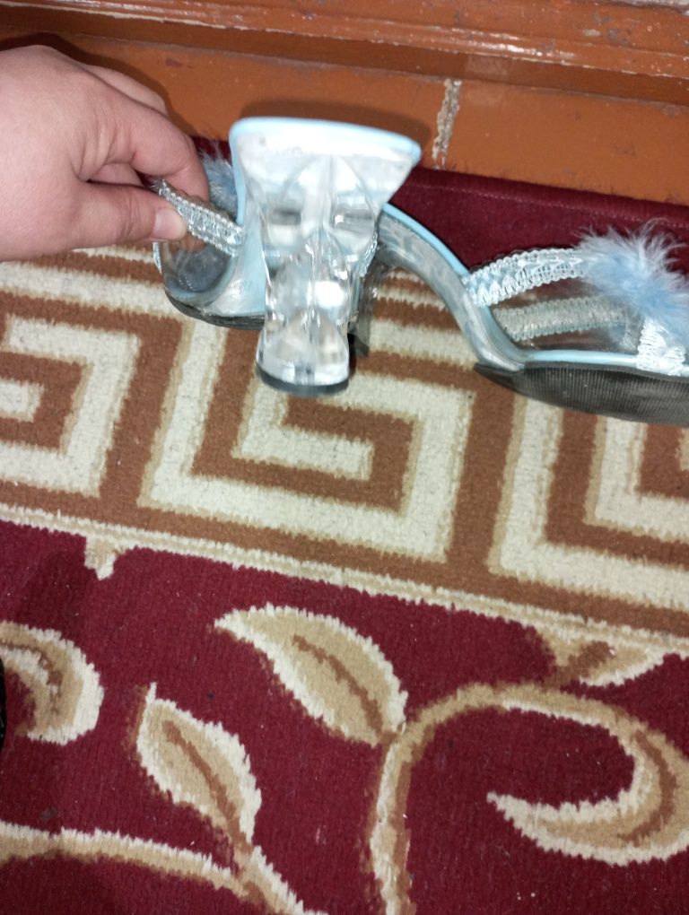 Kelinlar oyoq kiyimi